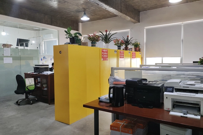 Selbst schließender brennbarer Schrank für pharmazeut ische Unternehmen