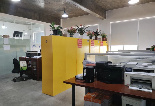 Selbst schließender brennbarer Schrank für pharmazeut ische Unternehmen